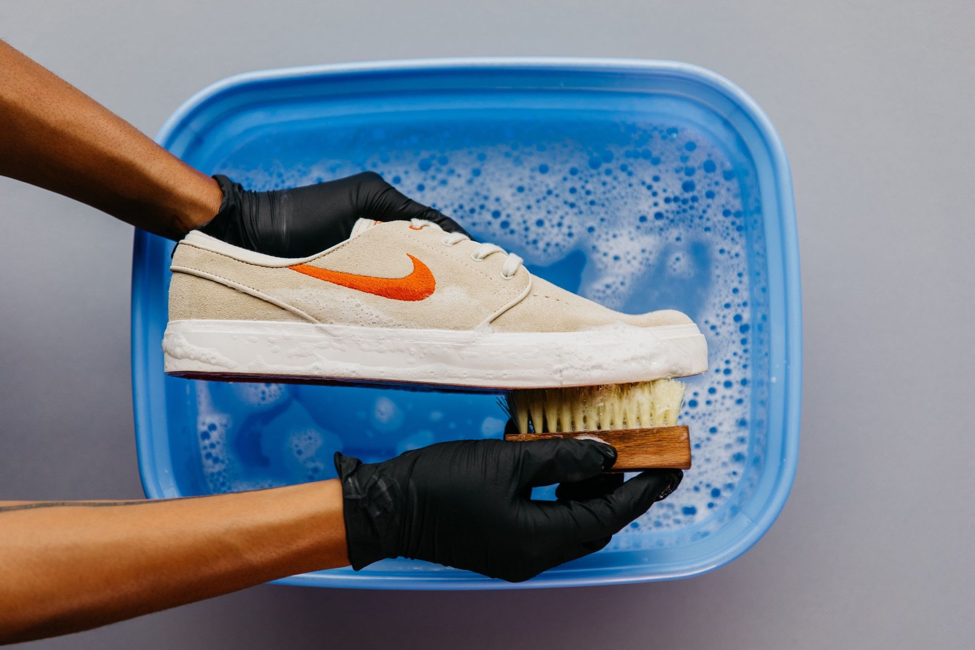 Cómo limpiar las zapatillas de deporte (a mano y en la lavadora)